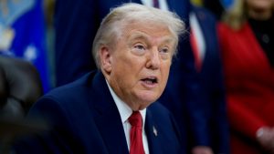 „Az Iráni Forradalmi Gárda teljes pánikban, tele a gatyájuk” – üzente Donald Trump az ország ellen fokozódó nyomás alatt