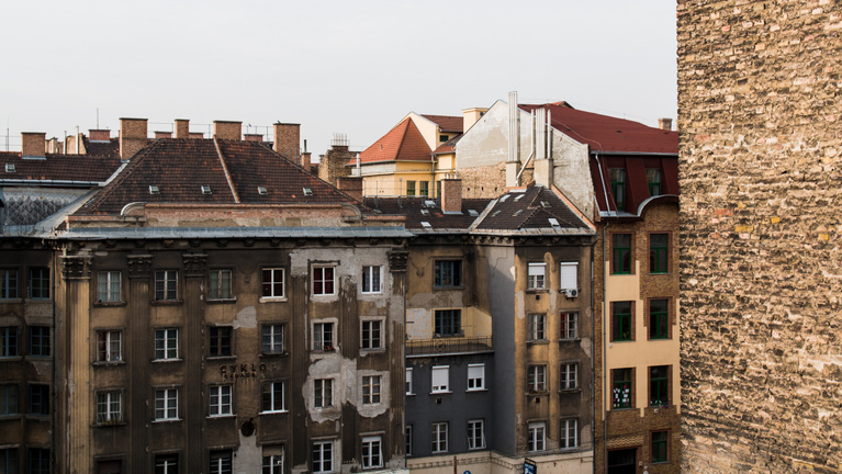Csak úgy pöfékelnek: borzasztó állapotban a magyar ingatlanok