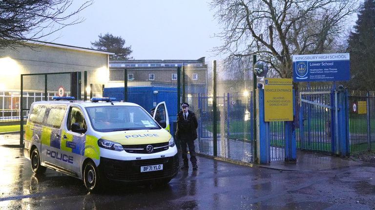 Környezetismeret órán késelt meg két diákot egy 13 éves fiú Londonban