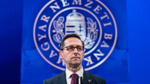 Bezuhant az infláció, most már minden szem Varga Mihályra szegeződik