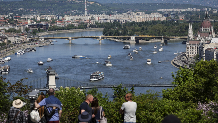 „Délután 6 órakor félrészeg emberek pisilnek a Szent István parkban” – botrány Budapesten, léptek a képviselők