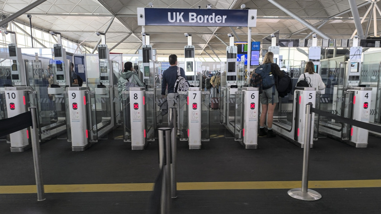 Bajba kerülhetnek a kettős állampolgárok: kötelező útlevél vagy drága igazolás kell a beutazáshoz