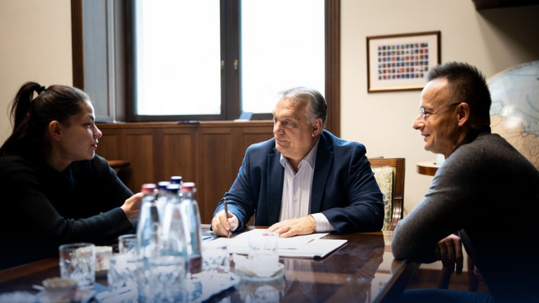 Gáspár Evelin is részt vett Orbán Viktor évértékelőjén, elárulta, hogy milyen a munka Szijjártó Péterrel