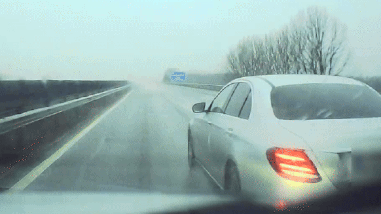 Úgy gondolta egy autós, hogy a szakadó esőben a legjobb büntetőfékezni az autópályán