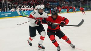 Jöhet a női hoki örökrangadója, nem borult a papírforma az elődöntőben